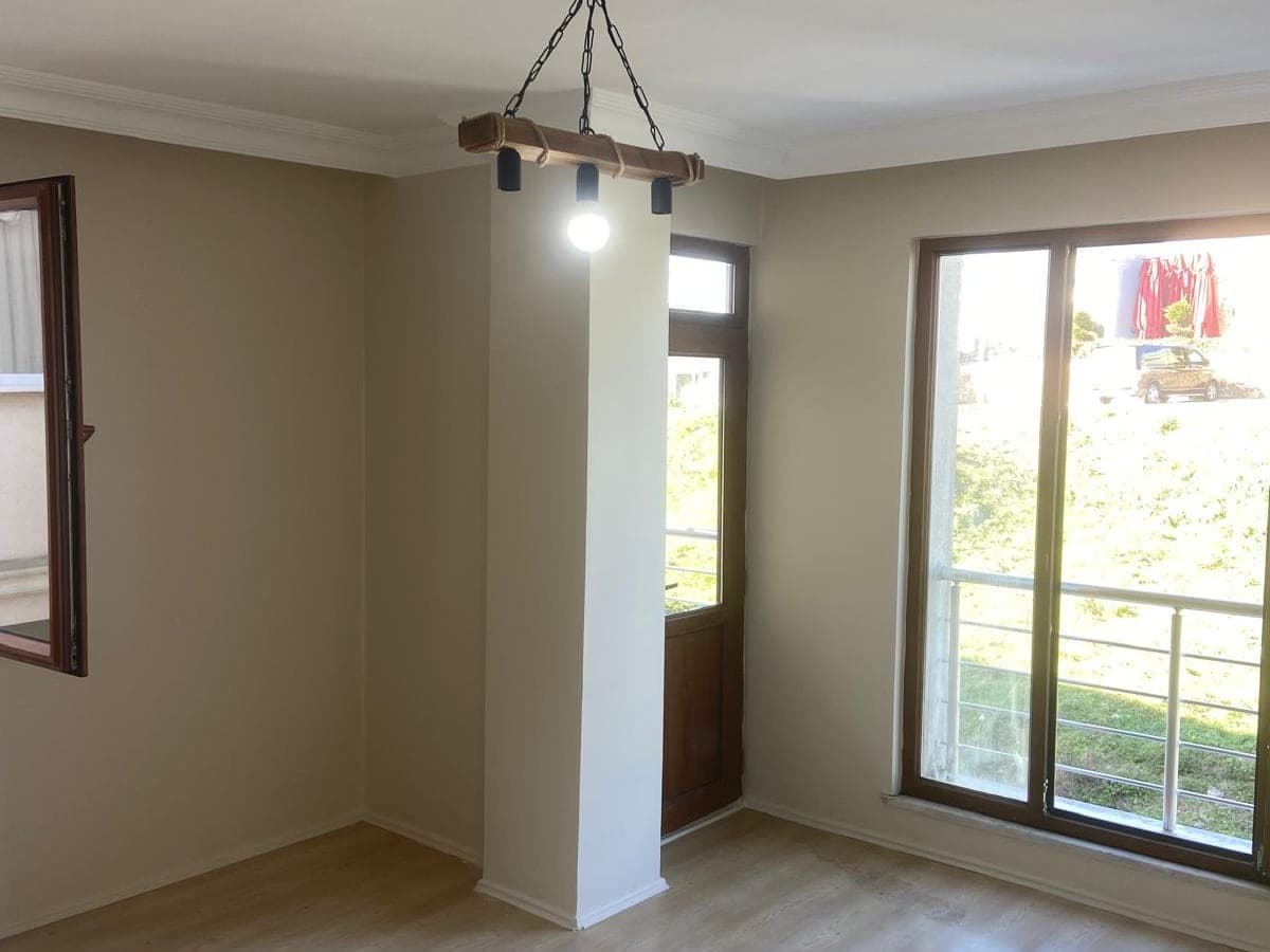 Boyası tamamlanmış boş bir oda