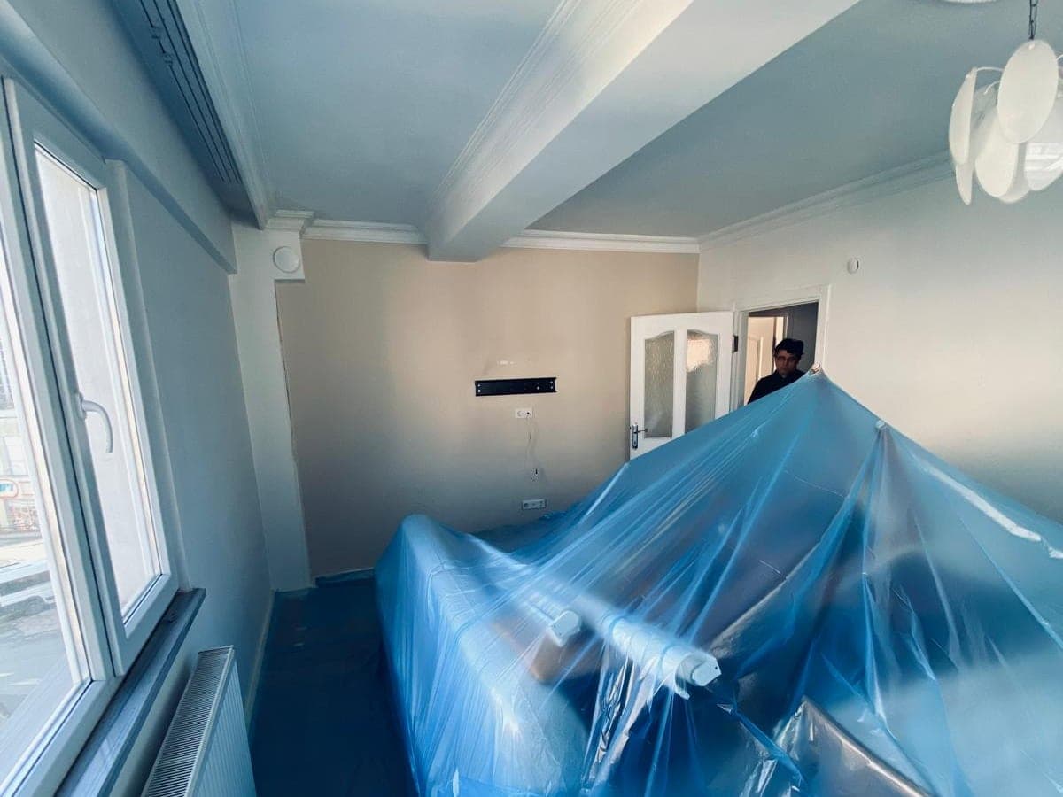 Eşyaları korunmuş bir salon/yemek odası